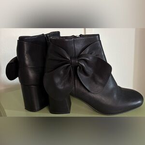 Seychelles Catwalk Bow Black Leather Boot w Round Toe & 2.75” Heel Sz 6.5 NWOT